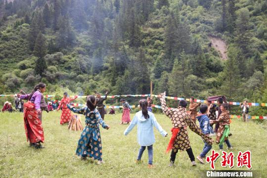 圖為草原上兒童跳鍋莊舞。 南如卓瑪 攝