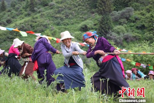 圖為祖西村藏族婦女舉行拔河比賽。 南如卓瑪 攝