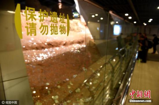 雷峰塔不堪“硬幣之累” 一年清理出兩萬多元。 圖片來源:視覺中國