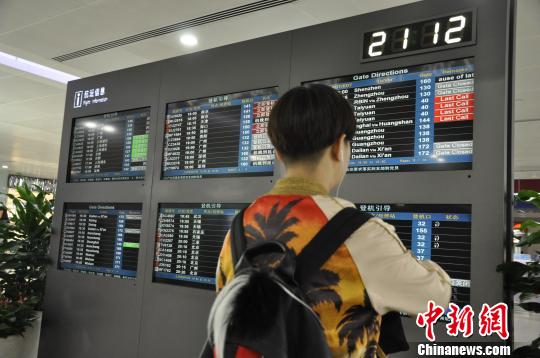 成都機(jī)場受雷陣雨天氣影響今日航班突破1000架次