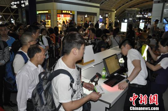 圖為旅客準(zhǔn)備登機(jī)。 呂俊明 攝