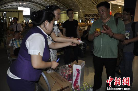 圖為航空公司為滯留旅客發(fā)放礦泉水。 呂俊明 攝