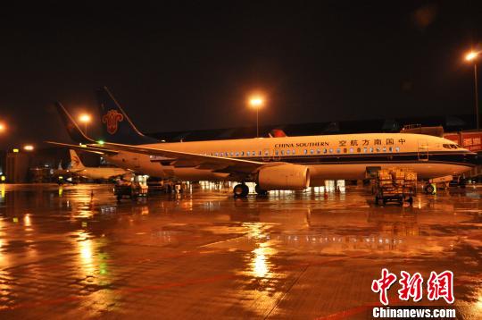 圖為停機(jī)坪中準(zhǔn)備起飛的航班。 呂俊明 攝