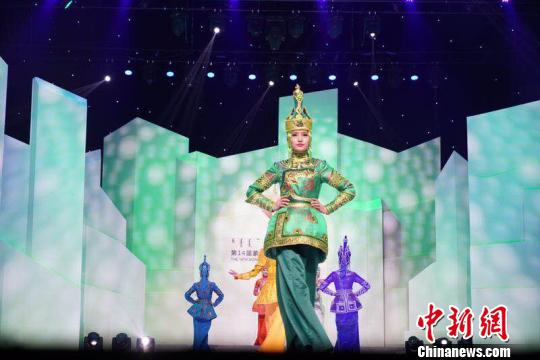 圖為開幕式現場蒙古服飾展演 內蒙古旅游發展委員會供圖