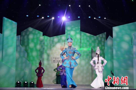 圖為各式蒙古族服裝服飾展演 內蒙古旅游發展委員會供圖