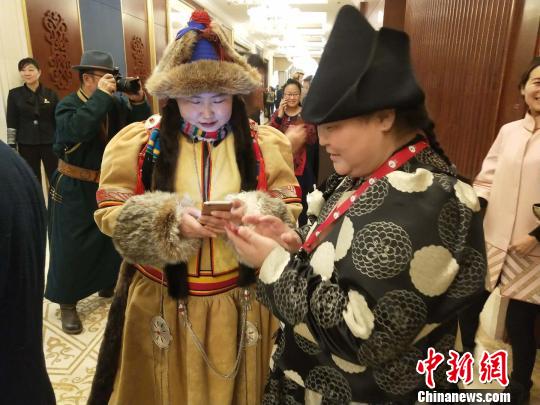 圖為身著民族服飾的布里亞特蒙古族女孩。 烏婭娜 攝