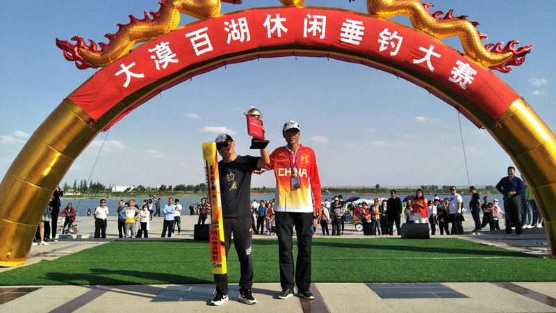 磴口縣旅投公司副總經理寧四喜為第一名王東頒獎 李慧 攝